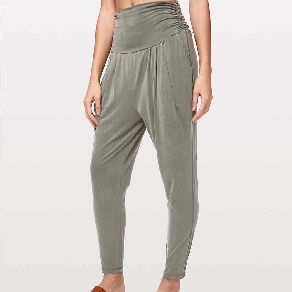 Women’s Lulu Lemon Joggers Size 6 Black